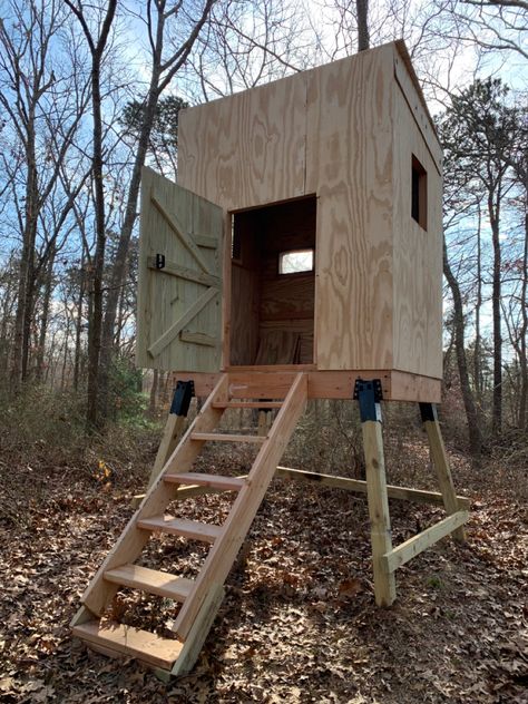 Diy Hunting Blinds Deer, Hunting Stands Diy, Pallet Deer Stand Hunting Blinds, Pallet Deer Blind Diy, Deer Stands Ideas, Diy Hunting Cabin, Shooting House Ideas Hunting, Pallet Deer Stand, Deer Blind Interior Ideas