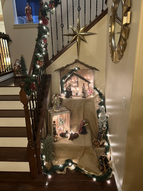 Christmas Church Activities, Catholic Christmas Decorations, Nativity Sets Display, Christmas Nativity Scene Display, Christmas Crib Ideas, Nativity Scene Display, Catholic Christmas, Christmas Manger, Christmas Nativity Set