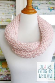 Cute and Easy Knitting Loom Twisted Cowl Loom Knitting Scarf, Loom Knitting For Beginners, Round Loom Knitting, Loom Scarf, Circle Loom, Loom Hats, Loom Knitting Tutorial, Loom Knit Hat, Loom Knitting Stitches