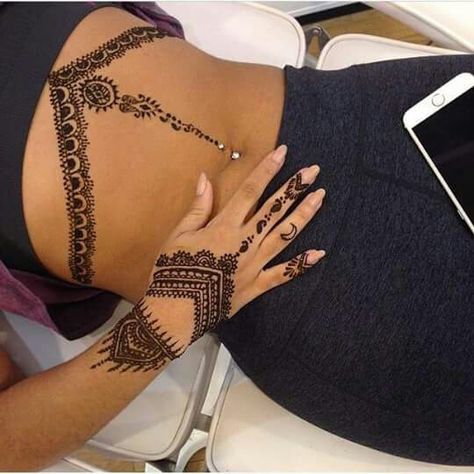 Leg Bracelet, Woman With Tattoos, Unique Henna, Henna Inspired Tattoos, Tato Henna, Tattoo Leg, Band Tattoo Designs, Henna Style, Strength Tattoo