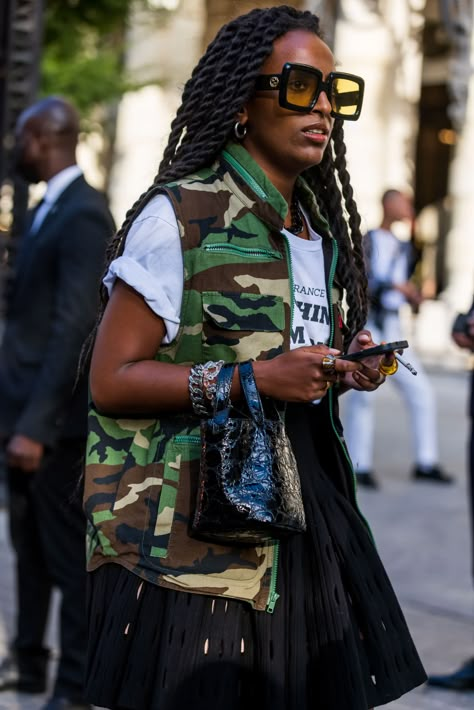 Paris Spring Fashion 2023, Simo Design, Huge Afro, Chic Street Styles, Checkered Trousers, Waiting Patiently, French Girl Style, Paris Fashion Week Street Style, Spring Summer 2022