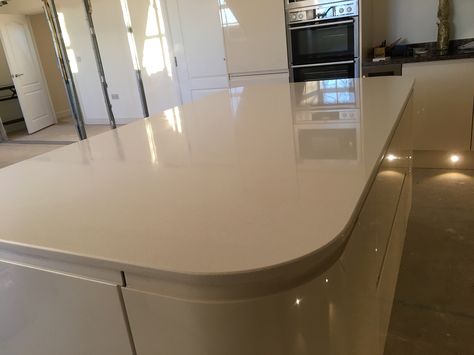 KAUAI CREAM Samsung Radianz 20mm Quartz worktops with cream handless doors. Curved doors, modern kitchen. Curved Kitchen Worktop, Kitchen Worktops Quartz, Handless Doors, Howdens Quartz Worktop, Quartz Worktop Edges, Cloud Burst Caesarstone, Kitchen Countertop Colors, Kitchen Design Countertops, Doors Modern