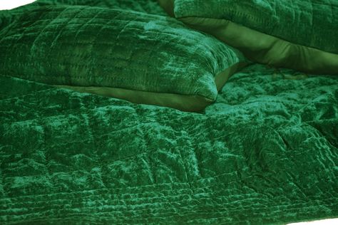 Green Velvet Bedding, Dark Green Comforter, Luxury Blankets, Green Comforter Sets, Quilted Christmas Gifts, Velvet Throw Blanket, Velvet Bedding, Emerald Velvet, Dorm Gift