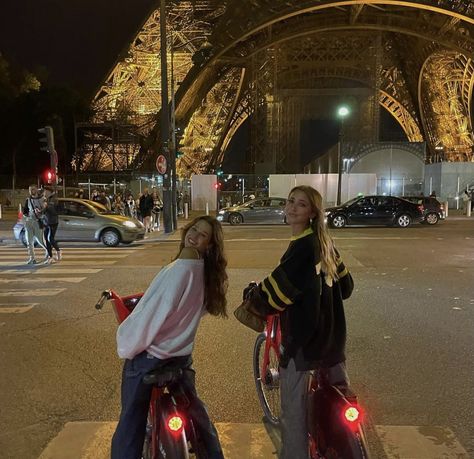 Photos Bff, Drømme Liv, Paris Vibes, 사진 촬영 포즈, Surf Lifestyle, Paris Aesthetic, Dream Lifestyle, The Eiffel Tower, Oui Oui