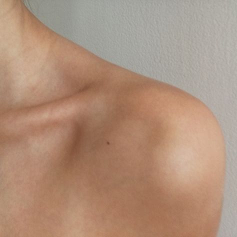 Clavicle Photo, Collarbone Picture Aesthetic, Woman Collar Bone, Moles Aesthetic, Defined Collar Bone, Defined Collar Bone Aesthetic, Body Outline, Collar Bone, Face Anatomy