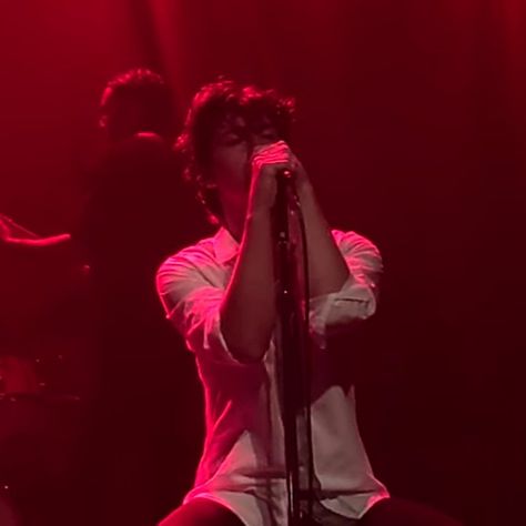 Alex Turner Performing, Alex Turner Red Light, Alex Turner Shirtless Arctic Monkeys, Alex Turner Wallpaper Aesthetic, Young Alex Turner, Alex Turner Cornerstone, Alex Turner Tlsp, Arctic Monkeys Pfp, Alex Turner Pfp