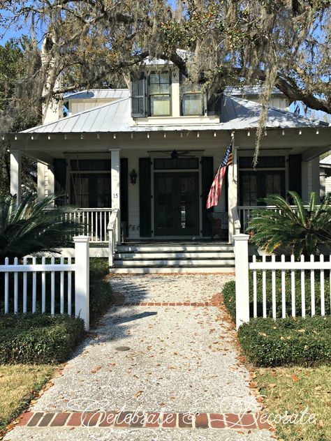 Searching for low country style Low Country Style Homes, Lowcountry House, Low Country Style, Low Country Cottage, Pumpkin Arch, Low Country House, Coastal Style Home, Low Country Homes, Charleston Style