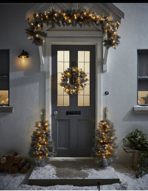 Christmas Decorations Lights Indoor, Outside Lighting Ideas Christmas, Outdoor Christmas Ideas Porch, Front Christmas Lights, Simple Christmas Outside Decor, Simple Christmas Outdoor Decorations, Christmas From Door Decor, Front Of House Christmas Lights, Christmas Door Lights