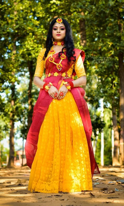 Haldi Poses Gril, Bride Photo Poses Indian, Girl Haldi Poss, Haldi Girls Shoot, Haldi Photoshoot Brides, Haldhi Stills Girl, Bride Haldi Poses Indian, Bridal Haldi Photoshoot, Haldi Ceremony Outfit For Sister Indian