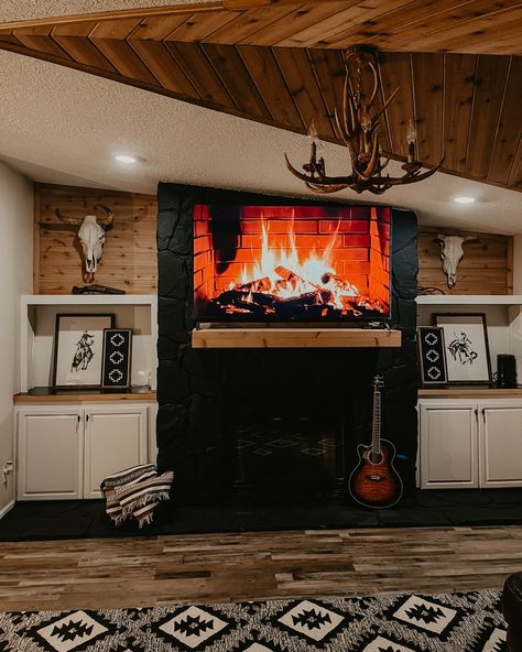 Western Fireplace Ideas, Aztec Cabin Decor, Dark Western Home Decor, Yallternative Home Decor, Ranch Glam, Cowboy Living Room, Boho Western Living Room, Southwest Farmhouse, Aztec Wall Decor