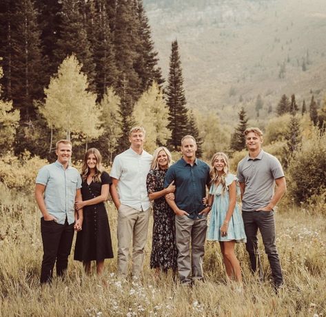 Family Picture Poses For 6 Adults, Family Of 6 Adults Photo Ideas, Family Of 8 Picture Poses Adults, Family Photo Ideas 6 People, Family Of 6 Portrait Poses, Extended Family Photography Poses, Family Shoot Poses Group Shots, Family Photos Six People, Family Photo Poses All Adults