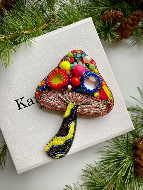 Embroidered Brooches, Felted Earrings, Mushroom Crafts, Embroidery Hoop Crafts, Felt Beads, Brooch Diy, Bead Embroidery Jewelry, Hand Embroidery Art, Embroidery Jewelry