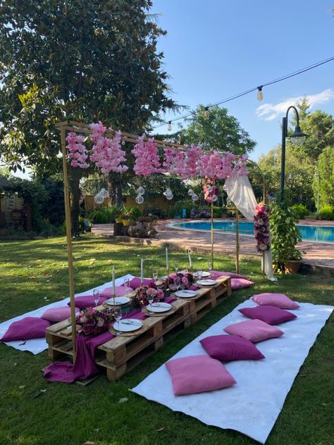 Easy Picnic Set Up Ideas, Outdoor Birthday Setup, Picnic Garden Aesthetic, Elegant Picnic Ideas, Outside Bday Party Ideas, Hot Pink Picnic, Outdoor Brunch Ideas, Birthday In The Garden, Sip And Paint Picnic