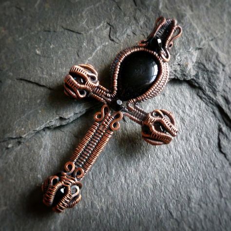 Oxidized Copper and Onyx Ankh by Julie Hulick of Coper Aingeal. Witchcraft Crafts, Weaving Sculpture, Wire Wrapped Cross, Wire Techniques, Wire Shapes, Sculpted Jewelry, Wire Weaving Tutorial, Metal Magic, Wire Wrapping Tutorials