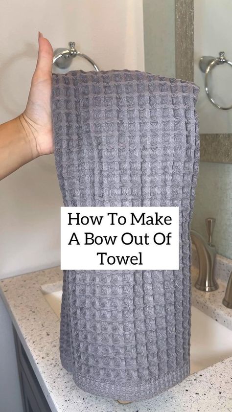 How To Roll Bath Towels, Towel Display, Bathroom Towel Decor, Bathroom Decor Themes, Bathroom Crafts, Make A Bow, Towel Decor, How To Fold Towels, Clothes Organization Diy