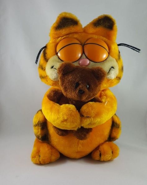 Garfield Merch, Garfield Plush, Garfield Wallpaper, Fat Orange Cat, Garfield Pictures, Garfield Images, Funny Orange, Vintage Christmas Toys, Vintage Garfield