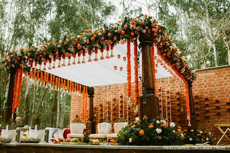 South Indian Vidhi Mandap, Traditional Vidhi Mandap, Traditional South Indian Wedding Mandap, Tamil Wedding Mandap, Traditional Mandap, Minimal Mandap Decor, South Indian Mandap Decor, South Indian Mandap, Wedding Mandap Decor