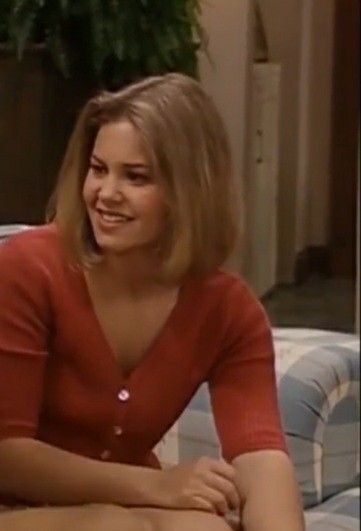 Full House Hairstyles, Dj Tanner Short Hair, Dj Tanner Hair, Dj Tanner Outfit 90s Fashion, Full House Dj Tanner, Dj Full House, Dean Portman, D J, Full House Tv Show