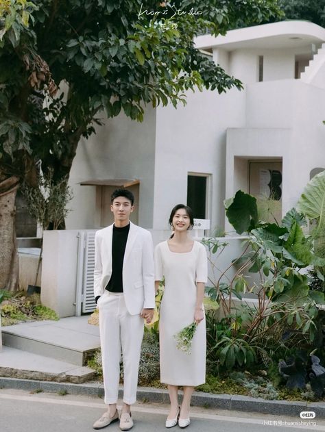 Simple Wedding Photoshoot, Prewedding Minimal, Korean Wedding Dress Simple, Korean Wedding Dress, Pre Wedding Photoshoot Props, Minimal Wedding Dress, Korean Wedding Photography, Pre Wedding Photoshoot Outfit, Wedding Photo Studio