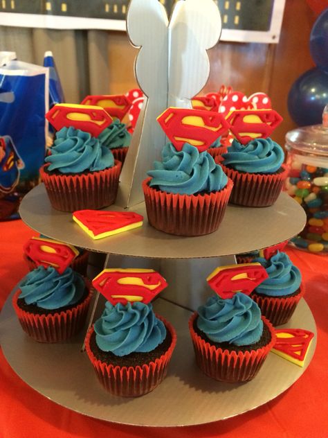 Superman cupcakes Superman Cupcakes Ideas, Superman Cupcakes, Superman Birthday Party, Superman Birthday, Diy Cupcakes, Superman, Birthday Parties, Birthday Party, Cake