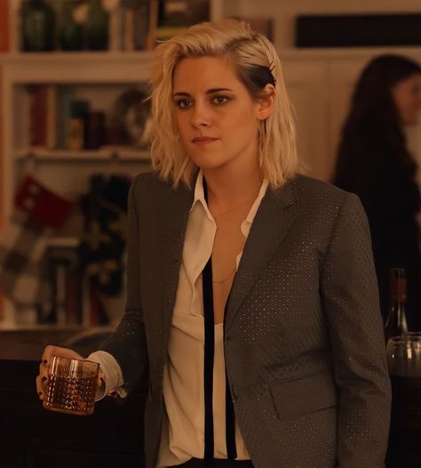 Happiest Season Clea Duvall, Happiest Season, Dark Purple Hair, Kristin Stewart, Kristen Stewart Style, Naomi Scott, Kate Mckinnon, Kristen Stewart, Her Hair