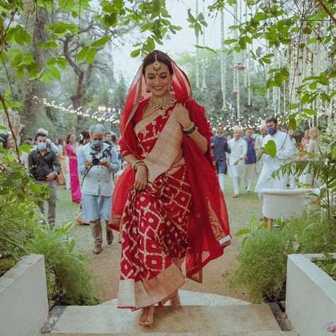 Red Saree Wedding, Celebrity Bride, Dia Mirza, Bengali Bride, Indian Bride Outfits, Indian Dresses Traditional, Indian Bridal Dress, Wedding Saree Indian, Indian Bridal Fashion