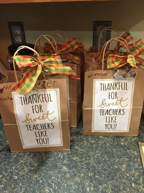 Thanksgiving Gifts To Students, Teacher Gift Thanksgiving, Thanksgiving Spirit Week Ideas For Daycare, Teachers Thanksgiving Gifts, Teacher Thanksgiving Gifts From Kids, Teacher Appreciation Gifts Fall, Appreciation Goodie Bags, Thanksgiving Teacher Gifts Ideas, Thanksgiving Student Gift Ideas