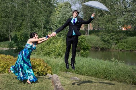 Awkward Prom Photos, Prom Pictures Group, Prom Photography Poses, Funny Prom, Funny Couple Pictures, Prom Pictures Couples, Prom Picture Poses, Homecoming Pictures, Awkward Photos