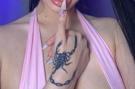 Luv Tattoo, Blitz Tattoo, Gangsta Tattoos, Hand Tattoos For Girls, Scorpio Tattoo, Scorpion Tattoo, Mode Turban, Pretty Tattoos For Women, Dope Tattoos For Women