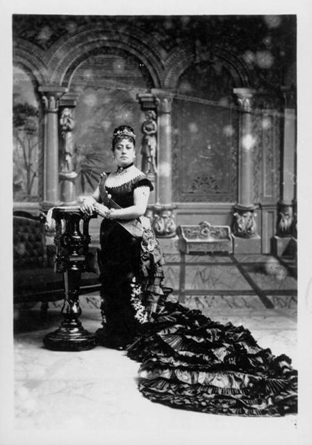 Emma, Queen consort of Kamehameha IV, 1836-1885. photo circa 1880/1881 Queen Of Hawaii, Hawaiian Monarchy, Hawaiian History, Rose Queen, Queen Consort, Hawaii Tropical, Hawaiian Culture, Hawaii Life, Ocean Sounds