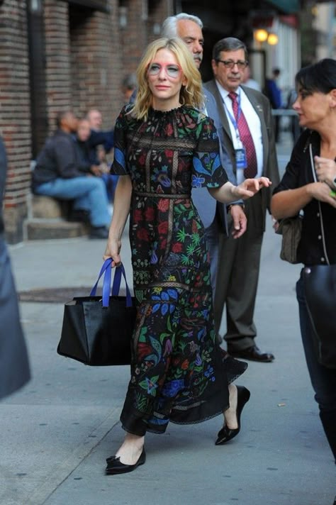 Dress With Flats, Floral Lace Maxi Dress, Valentino Dress, Elegante Casual, Cate Blanchett, Celebrity Street Style, Style Crush, Trend Fashion, Lace Maxi Dress