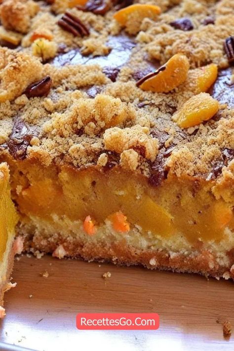 Pumpkin Pie Cake Recipe Gooey Pumpkin Crumble Cake, Pumpkin Pie Cake Recipe, Pumpkin Crumble Cake, Pie Cake Recipe, Autumn Gathering, Easy Homemade Desserts, Pumpkin Pie Cake, Pumpkin Filling, Pumpkin Crunch Cake