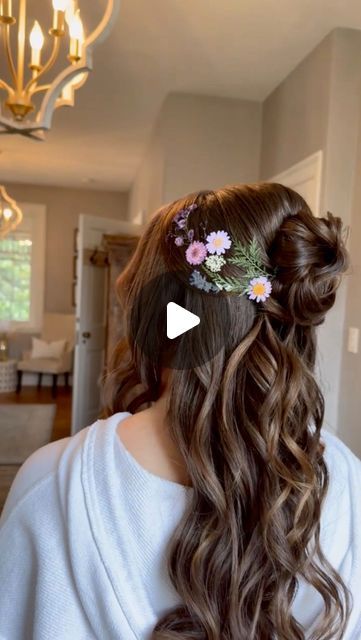 Bridal Hairstylist | Wedding Hair | Maryland on Instagram: "Is Pressed Flower Hair the next trend?? Yes please 🌸🤤 Huge shoutout to @woodlandfloraldesignco for inspiring this look! Every time we collab something magical happens!! ✨  I just love collaborating with other artists and getting the creative! Comment below if you think this could be the next hair trend! 👇🏻👇🏻  This styled shoot was STACKED with incredibly talented vendors. Give them a follow!  Concept and Floral Designer: @woodlandfloraldesignco  Venue: Stone Mill Inn @stonemillinn  Planner: @hannahelizabethevents  Photographer: @tiffanylantzphoto  Videographer: @retrosespectivemedia  Rentals: @carolinesrentals  Cake and Desserts: @the_sprinkle_snob  Invitation and Paper Goods: @juliakaydesign  Vintage Jewelry: @maejeanvintag Bell Inspired Hairstyles, Pressed Flower Wedding Hair, Flowers In Hair Bridesmaids, Pressed Flower Hair, Pressed Flowers In Hair, Wildflower Bridesmaids, Floral Hairstyles, Summer Wedding Hair, Bridal Era