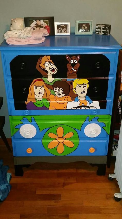 Scooby Doo van dresser hand painted by artist Ronda Matney Scooby Doo Bedroom Ideas, Scooby Doo Pumpkin Painting, Scooby Doo Crafts, Scooby Doo Nursery, Scooby Doo Bedroom, Scooby Doo Painting, Scooby Doo Room, Scooby Doo Van, Suitcase Dresser