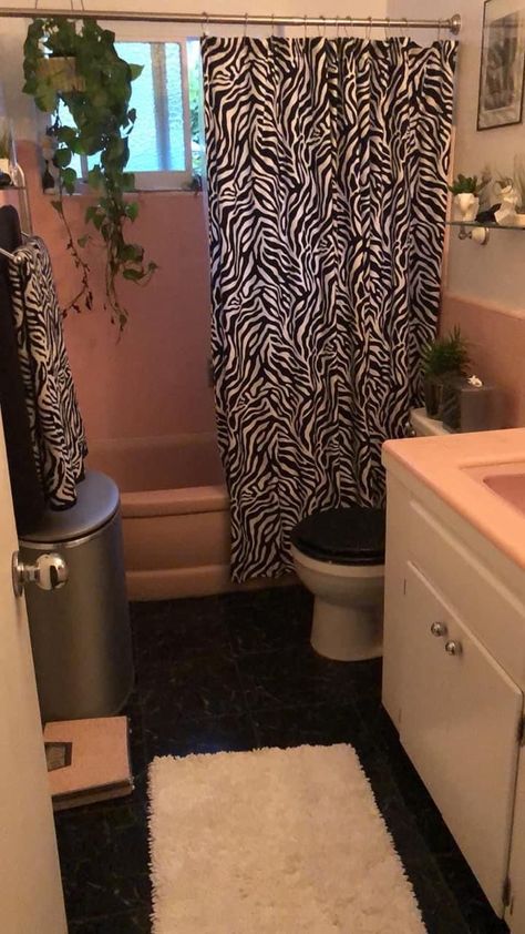 Cheetah Print Bathroom Ideas, Mcbling Bathroom, 2000s Bathroom, 2000s Home Decor, Y2k Living Room, Y2k Interior, Animal Print Room Decor, Y2k Bathroom, Zebra Print Bathroom