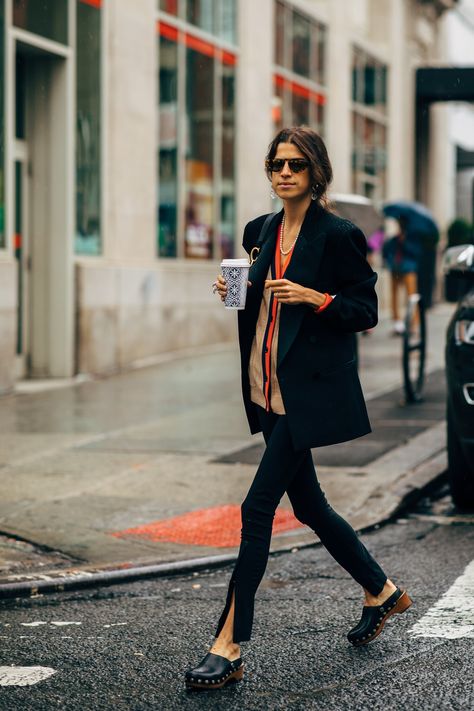 Leandra Medine Style, Clogs Outfit, Leandra Medine, New York Fashion Week Street Style, Clogs Style, Popsugar Fashion, Looks Street Style, Spring Street Style, Street Style Inspiration