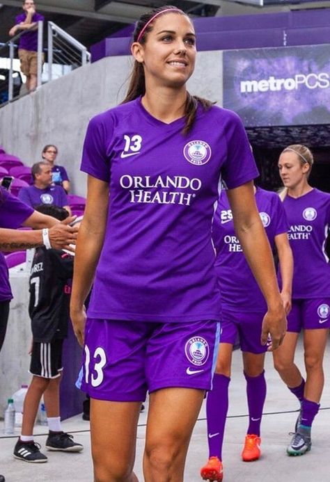 Alex Morgan Orlando Pride 🇺🇸 Alex Morgan Costume, Wallpaper Soccer, Us Women's National Soccer Team, Sport Wallpaper, Female Football Player, Cr7 Wallpapers, Orlando Pride, Alex Morgan Soccer, Women Football