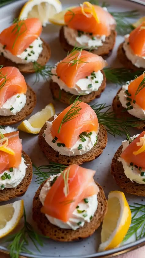 12 Délices de Noël : Recettes Incontournables pour un Repas incroyable Christmas Apero Ideas, Easy Christmas Recipes Dinner, French Christmas Food, Toast Noel, Cream Cheese Bites, Smoked Salmon Cream Cheese, Salmon Cream Cheese, Christmas Buffet, Xmas Dinner