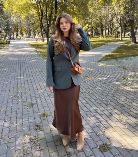 Skirt Ootd, Elegant Summer Outfits, Skirt Midi, Silk Maxi Skirt, Womens Maxi Skirts, Brown Skirts, Elegant Dresses Classy, Fashion Photography Poses, Hijabi Fashion