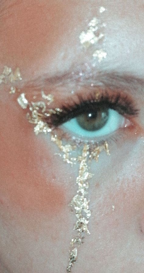 Gold Leaf Eye Makeup, Unique Angel Costume, Angel Makeup Gold, Jules Euphoria Halloween Costume, Jules Angel Costume, Ethereal Angel Costume, Crying Angel Makeup, Jules Aesthetic Euphoria, Gold Angel Makeup