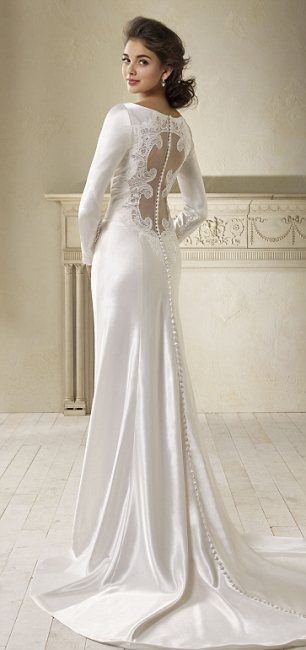 As terrible as the "Breaking Dawn" movie was, I LOVED Bella's wedding dress! Breaking Dawn Wedding Dress, Bella Swan Wedding Dress, Twilight Wedding Dresses, Breaking Dawn Wedding, Wedding Dress Reveal, Bella Wedding Dress, Twilight Wedding, Swan Wedding, Bella Bridal