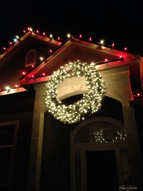 Christmas Outdoor Lights Ideas, Exterior Christmas Lights Ideas, Chirstmas Lights, Giant Christmas Wreath, Outdoor Christmas Wreath, Christmas Home Exterior, Exterior Christmas Lights, Christmas Reef, Christmas Light Ideas