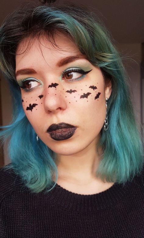 Halloween Freckles Makeup, Simple Bat Makeup, Bat Themed Makeup, Easy Bat Makeup, Small Halloween Face Paint, Green Hair Halloween Costumes, Halloween Make Up Vampire, Halloween Makeup With Glasses, Bat Costume Makeup