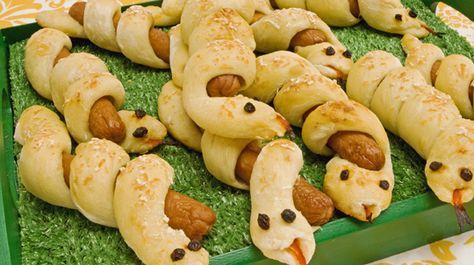 Curly Hotdog Snakes - Recipes - Best Recipes Ever - These are so much fun to eat and quite the crowd-pleaser. Serve with Dog Snacks Recipes, Snake Recipe, Adult Halloween Party Food, Shaped Sandwiches, Party Food For Adults, Best Recipes Ever, Snake Birthday, Snake Party, Reptile Party