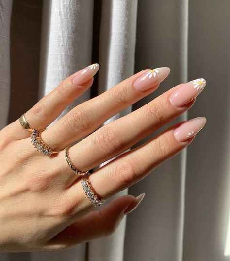 Almond Shape Nails, Cute Summer Nails, Flower Nail Art, Minimalist Nails, Pretty Acrylic Nails, Chic Nails, French Tip Nails, Flower Nails, Acrylic Nail Designs