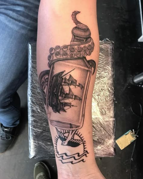 Caribbean Tattoo Ideas, The Black Pearl Ship, Sparrows Tattoo, Pirates Of The Caribbean Tattoo, Caribbean Tattoo, Traditional Ship Tattoo, Pirate Skull Tattoos, Pirate Ship Tattoos, Sparrow Tattoo Design