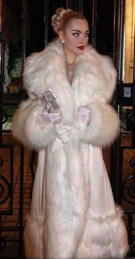 Fur Coat Aesthetic, Fur Jacket Outfit, Fur Coat Outfit, White Fur Coat, Vintage Hollywood Glamour, Vintage Black Glamour, All White Outfit, Fox Fur Coat, White Fur