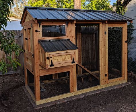 Backyard Chicken Coop, Cute Chicken Coops, Small Chicken Coops, Walk In Chicken Coop, Small Backyards, Chicken Coup, Backyard Chicken Coop Plans, Diy Chicken Coop Plans, Urban Chickens