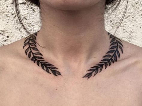 This epic necklace tattoo just inspired our style goals in a BIG way Laurel Wreath Tattoo, Hals Tattoo Mann, Collar Bone Tattoo For Men, Small Neck Tattoos, Wreath Tattoo, Necklace Tattoo, Bone Tattoo, Bone Tattoos, Chest Piece Tattoos