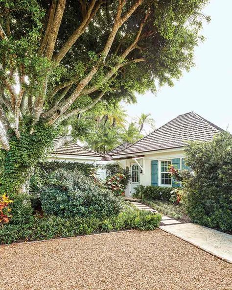 Designer Jessica Lagrange Brings Colorful Palm Beach Style to This Guest Cottage - Cottage Journal Palm Beach Ranch House, Palm Beach Exterior Home, Florida Cottage Interior, Modern Beach Cottage Exterior, French Beach Cottage, Tropical Cottage, Modern Beach Cottage, Florida Bungalow, Beach House Landscaping